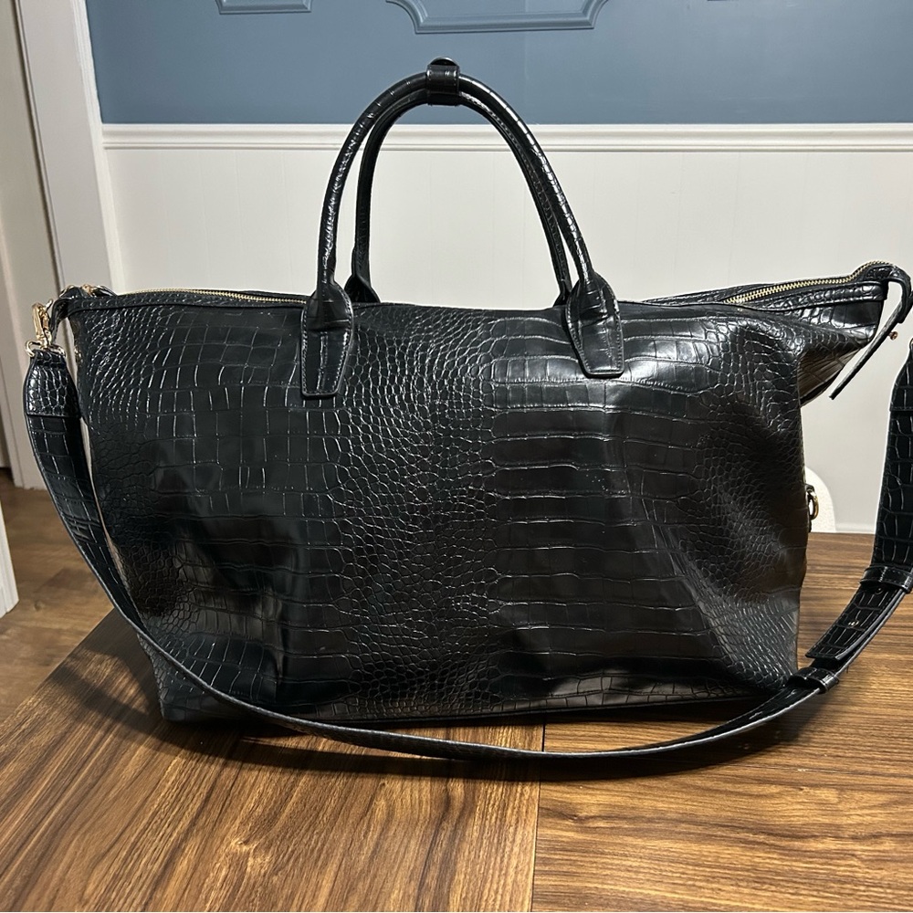 Elegant Black Vegan Leather Crocodile-Embossed Weekender Duffle Bag